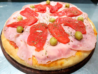 Pizza Jamón y Morrones